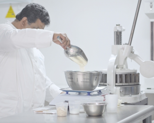 amasado y producción de pan en laboratorio de panifícación de Enziquim